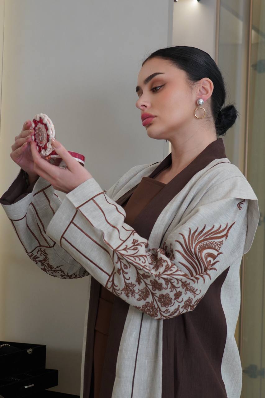 عباية لينن باللون البيج و البني مع تطريز . C:6752