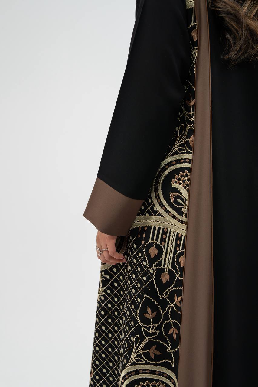 عباية كريب باللون الاسود مع تطريز. C:6725 black crepe