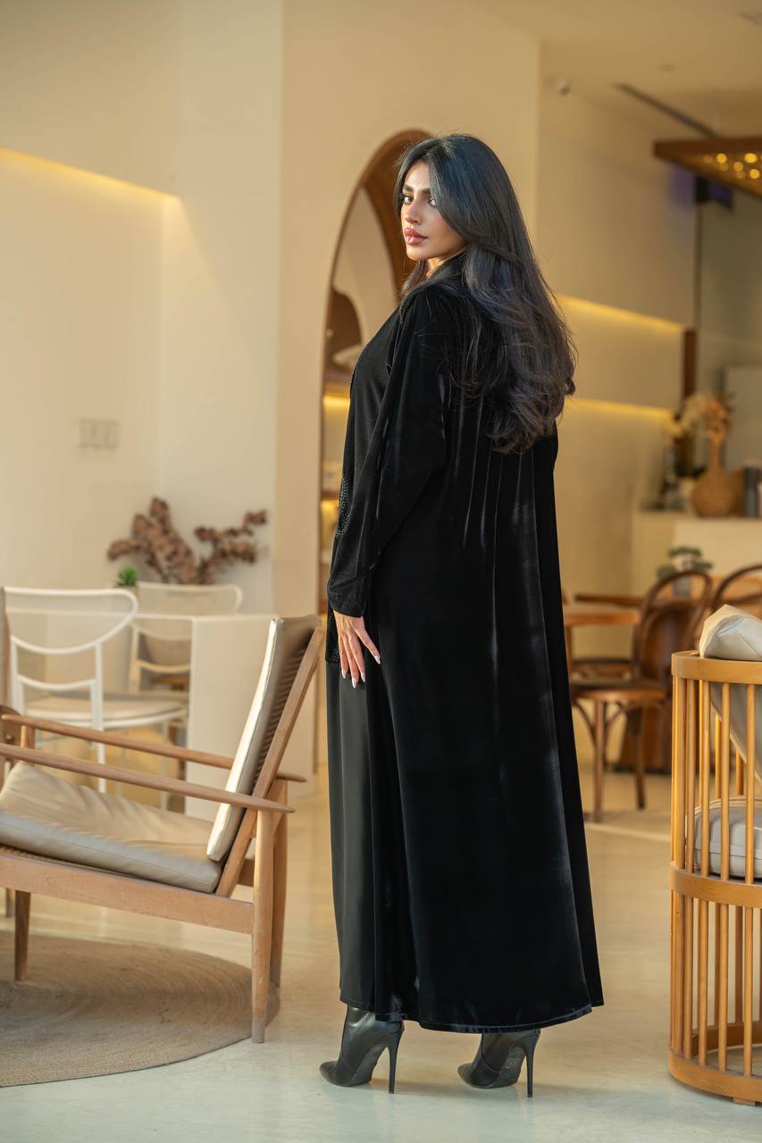 عباية بليزر مخملية مطرزة مع كريب باللون الأسود C:6584