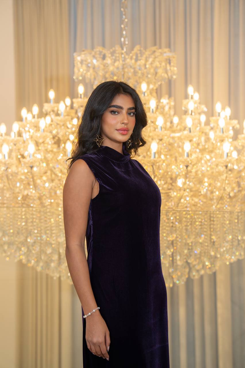 Purple velvet dress. C:221