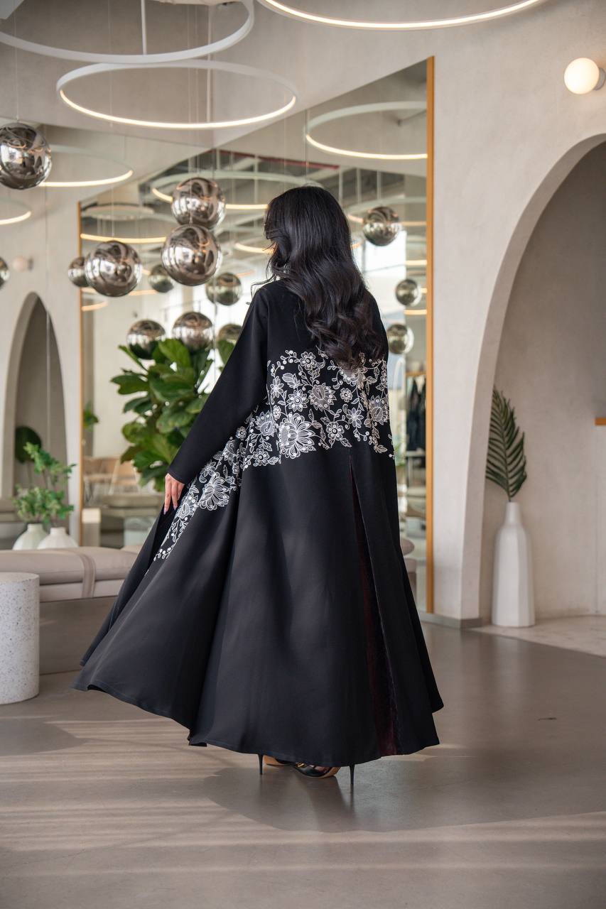 Free size abaya made of Cuban crepe fabric, in black with embroidery C:6630 WHITE (Free size)