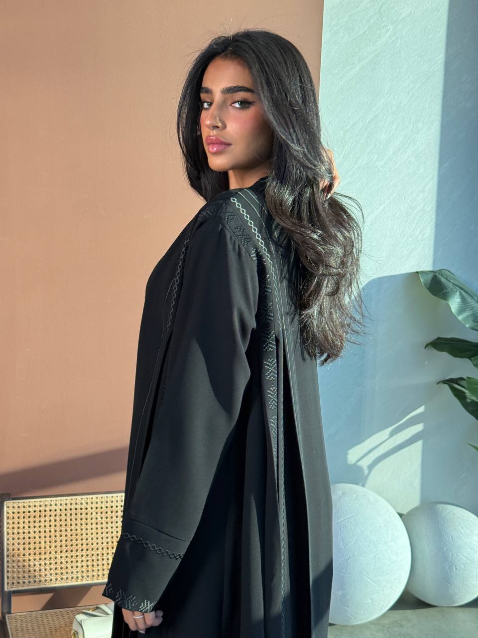 Crepe abaya set with a blouse and pants, in black.C:6671 Set