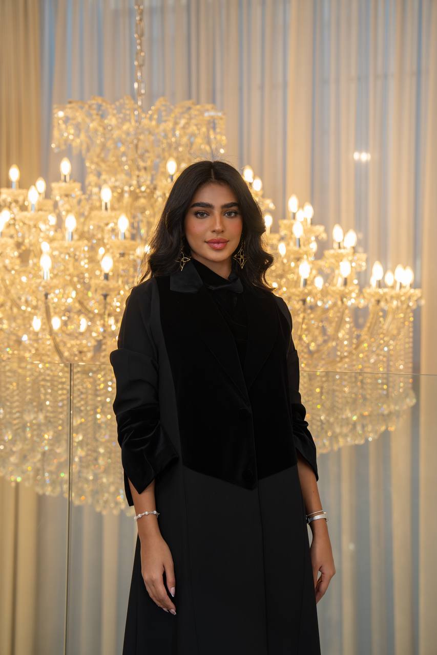 Crepe abaya with velvet, in black.C:6705