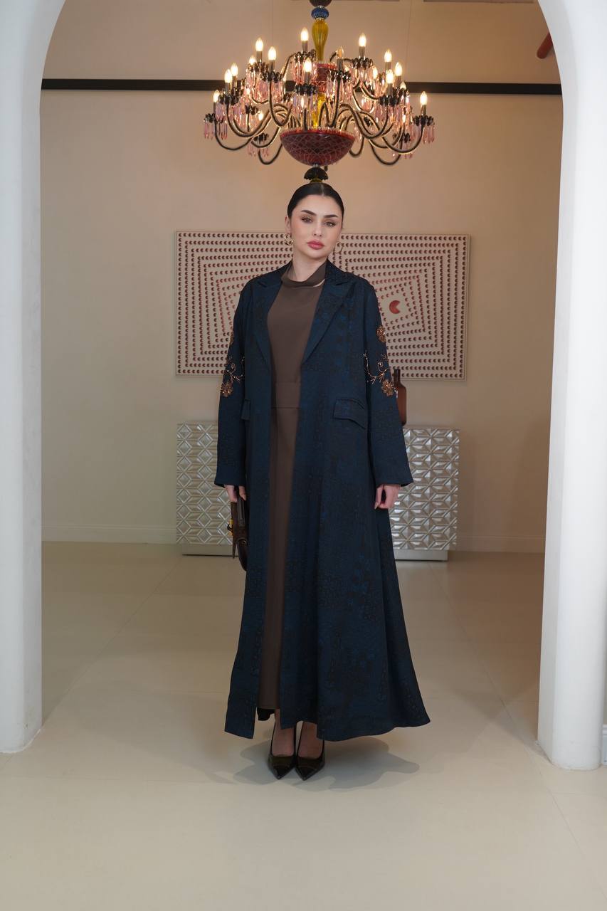 عباية بليزر جاكار حرير مشجر باللون الكحلي مع شك يدوي . C:6757