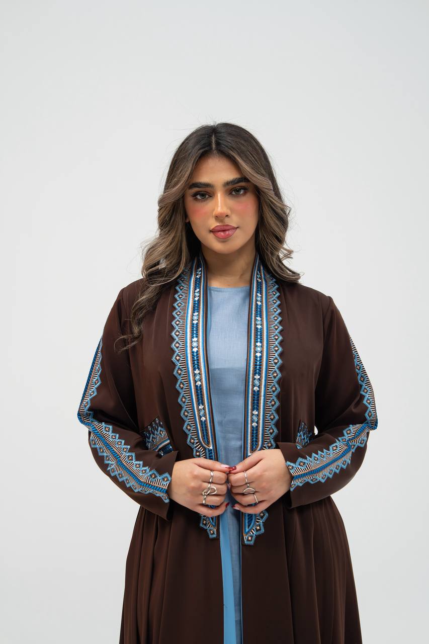 عباية بخام كريب باللون البني مع تطريز. C: 6702 brown crepe