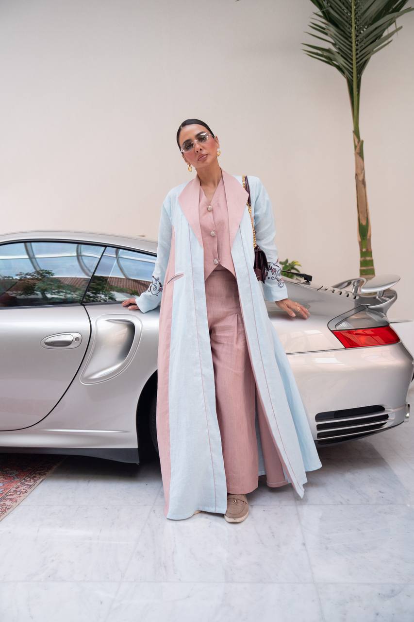 عباية بليزر لينن باللون الازرق السماوي مع تطريز .C:6800