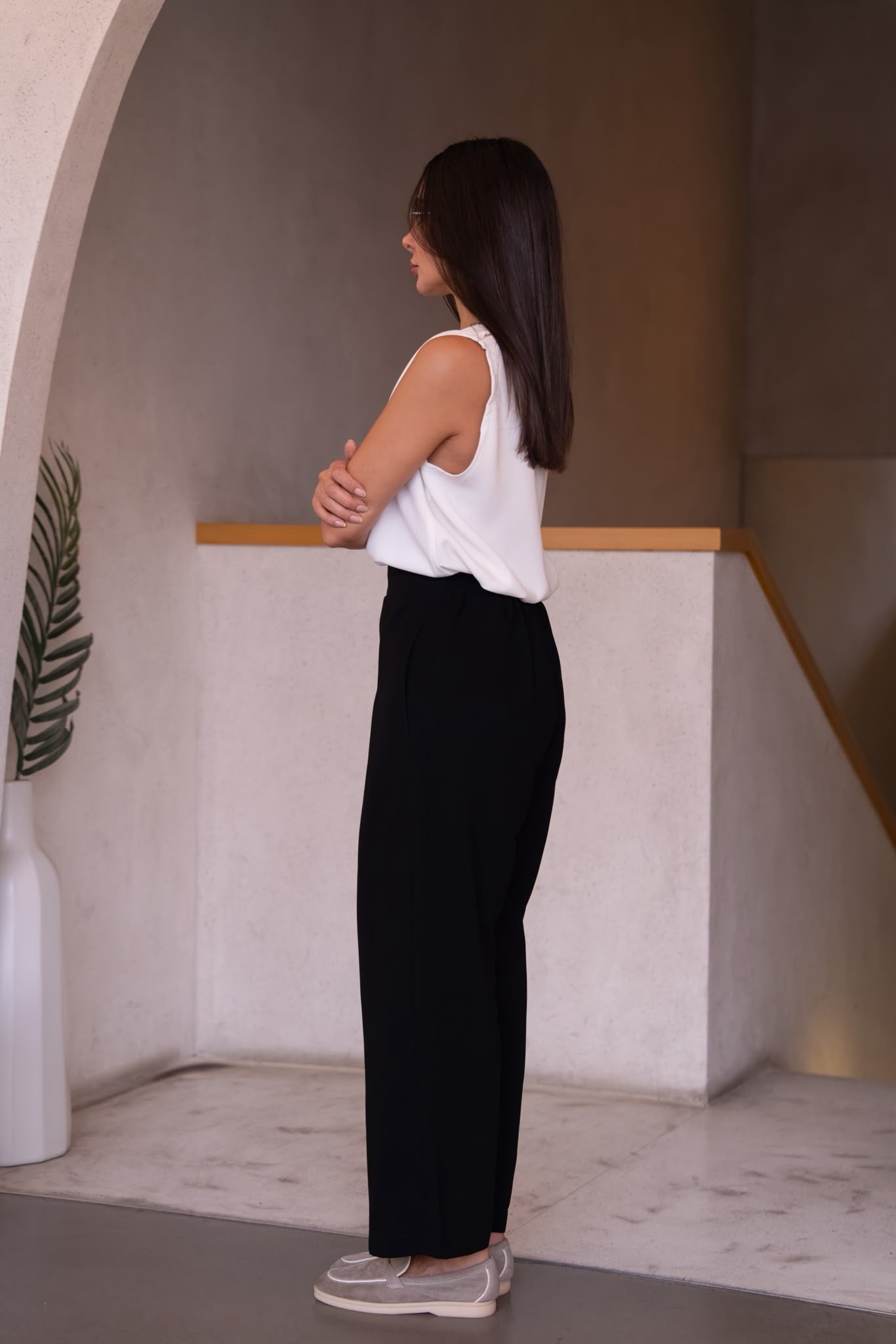 A blouse and crepe pants set.C:253