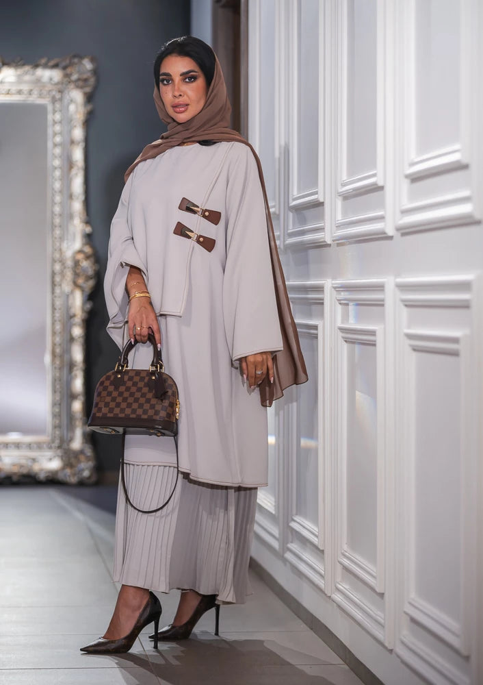 ABAYA LIGHT BIEGE PLEATED WITH SMALL BROWN BELT C:6455 BEAGE