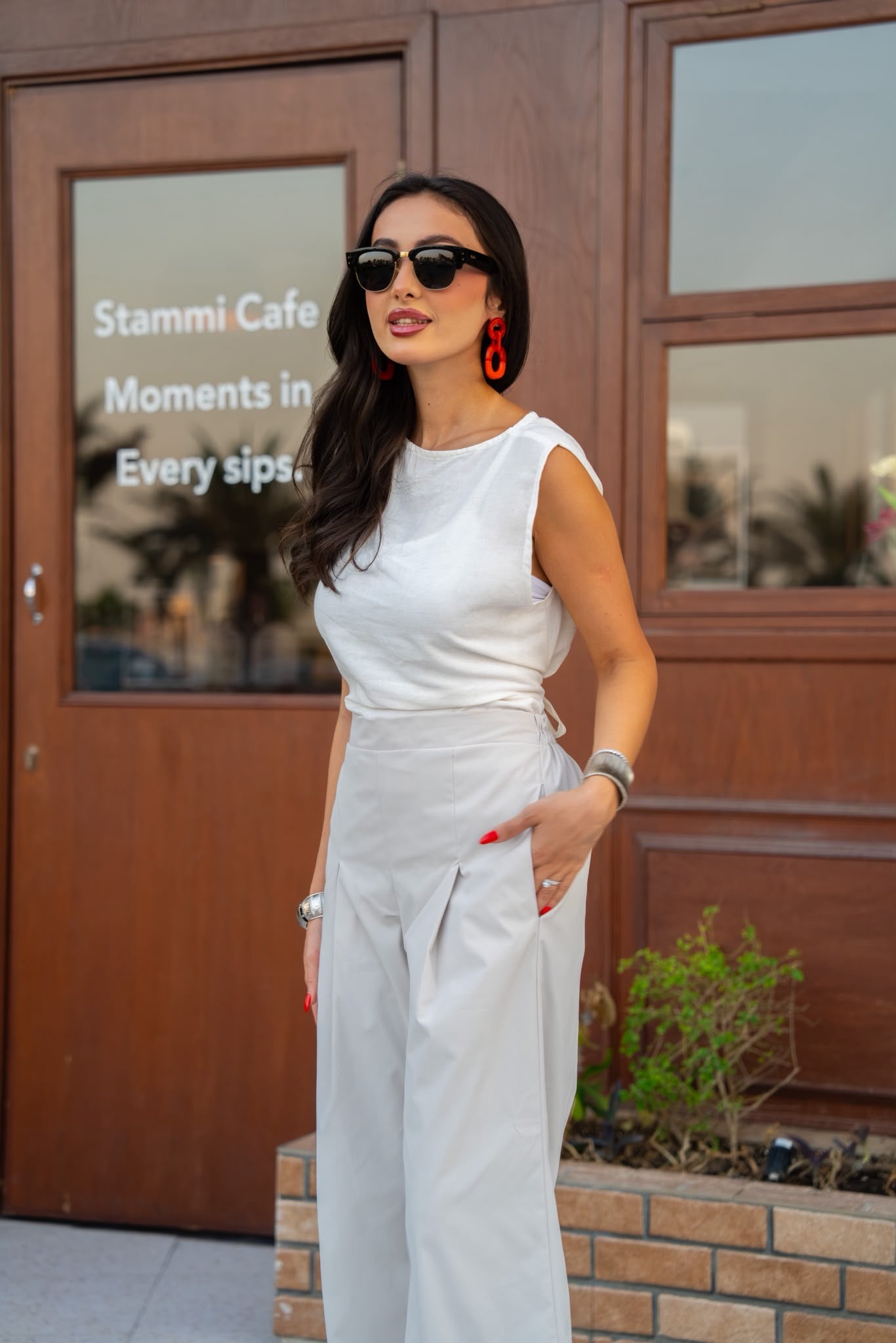 A white blouse and crepe pants set.C:250
