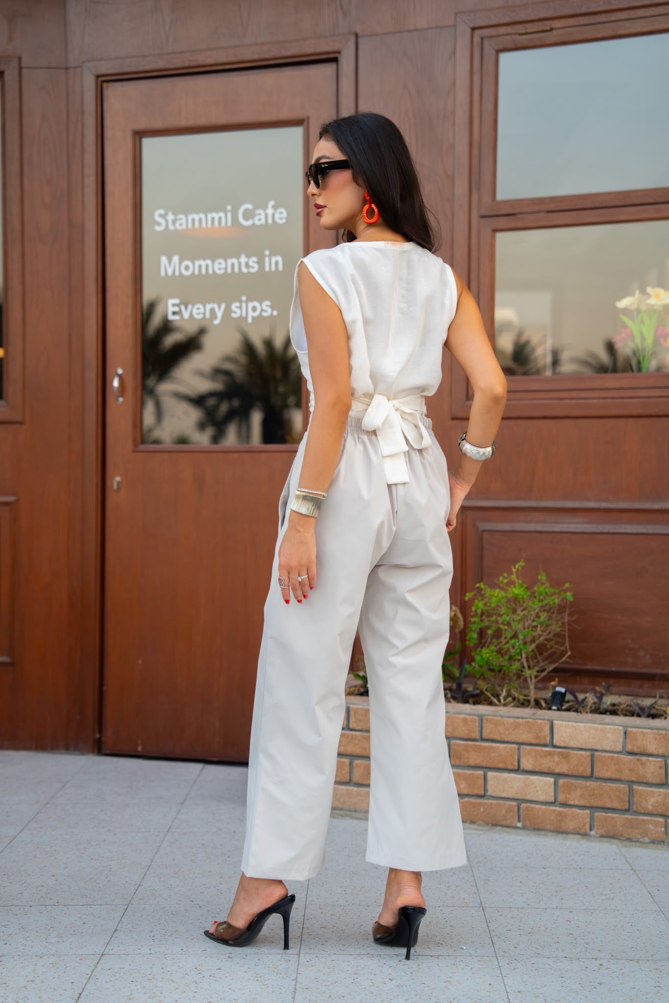 A white blouse and crepe pants set.C:250