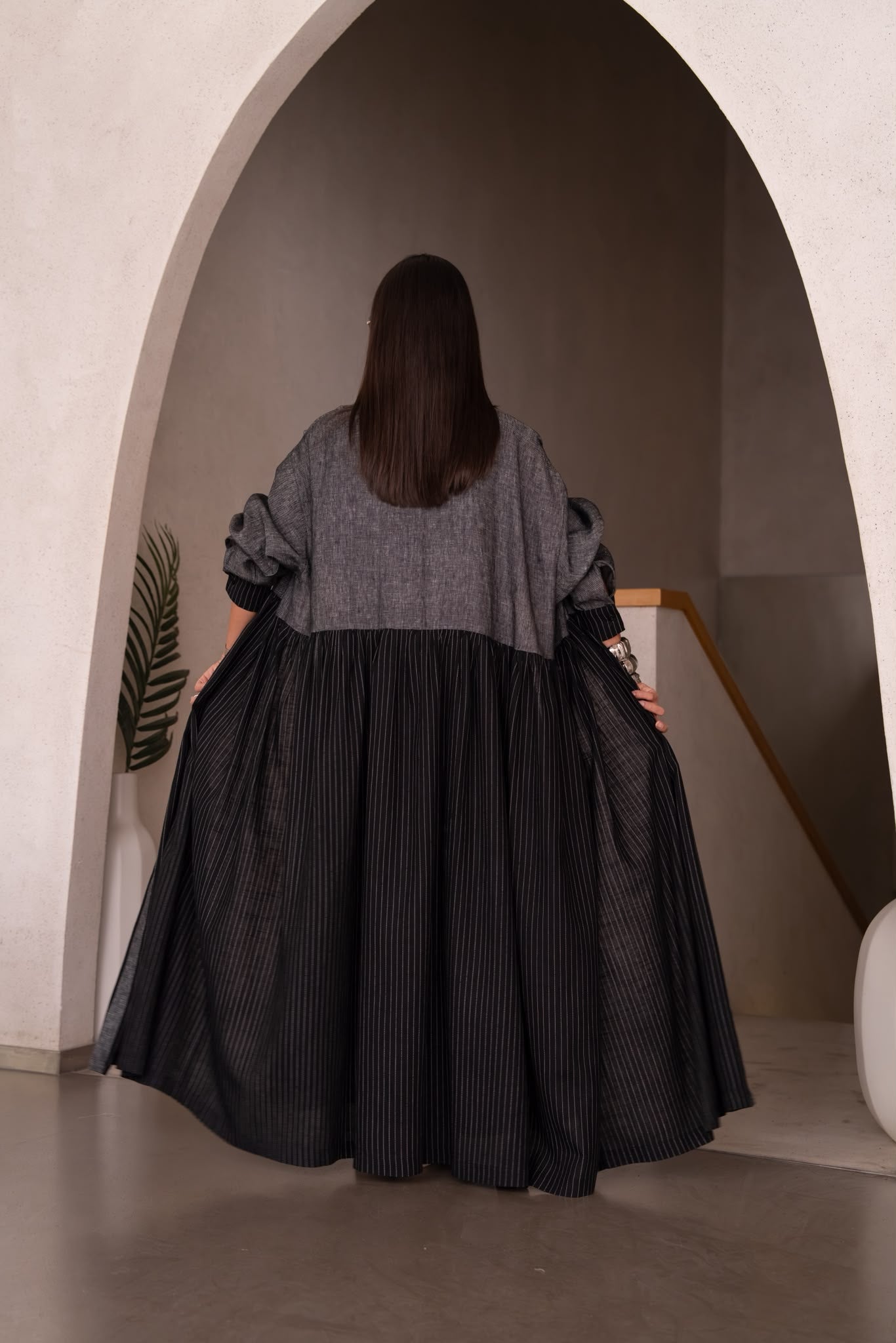 Linen abaya in gray and black.C:6821