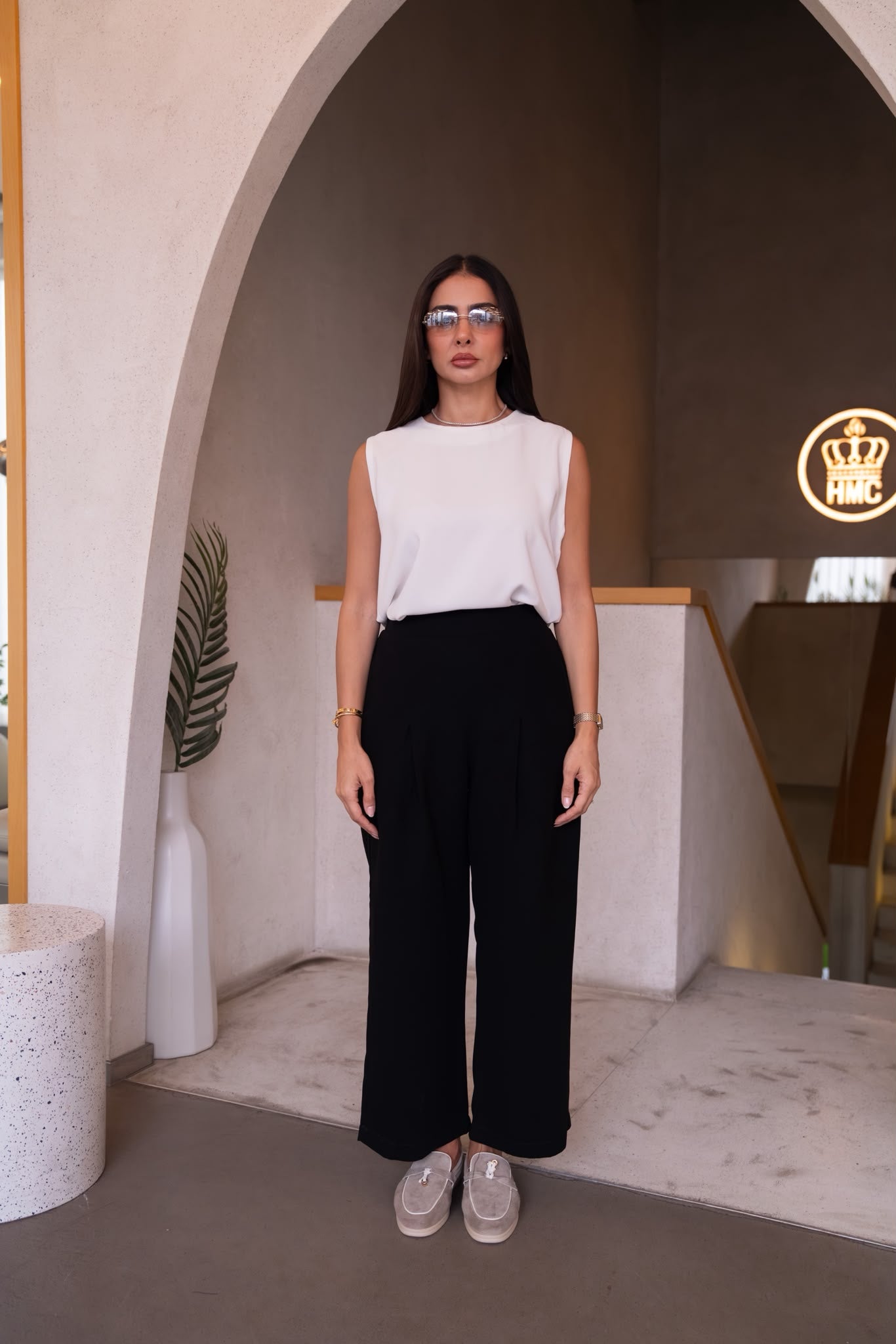 A blouse and crepe pants set.C:253