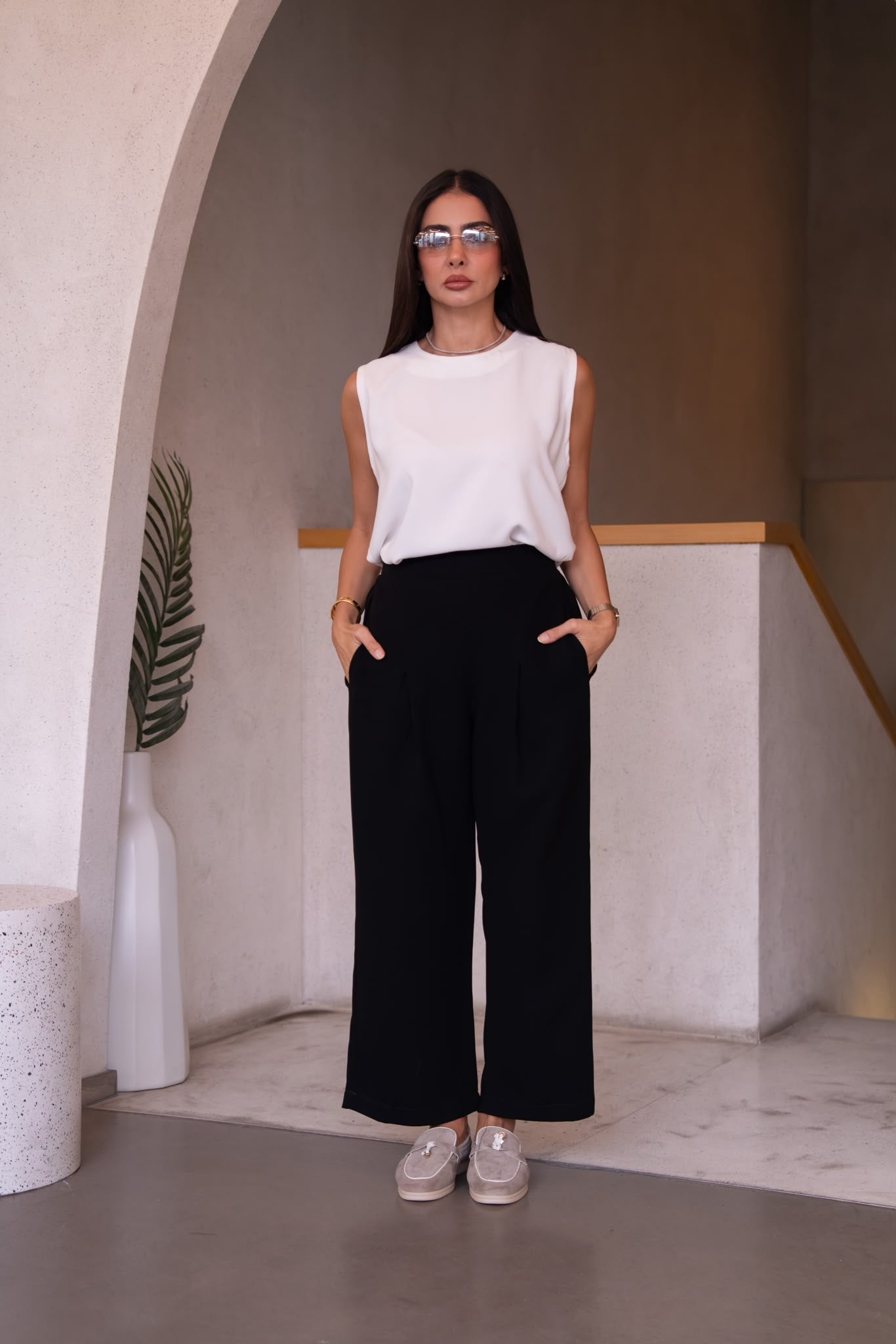 A blouse and crepe pants set.C:253