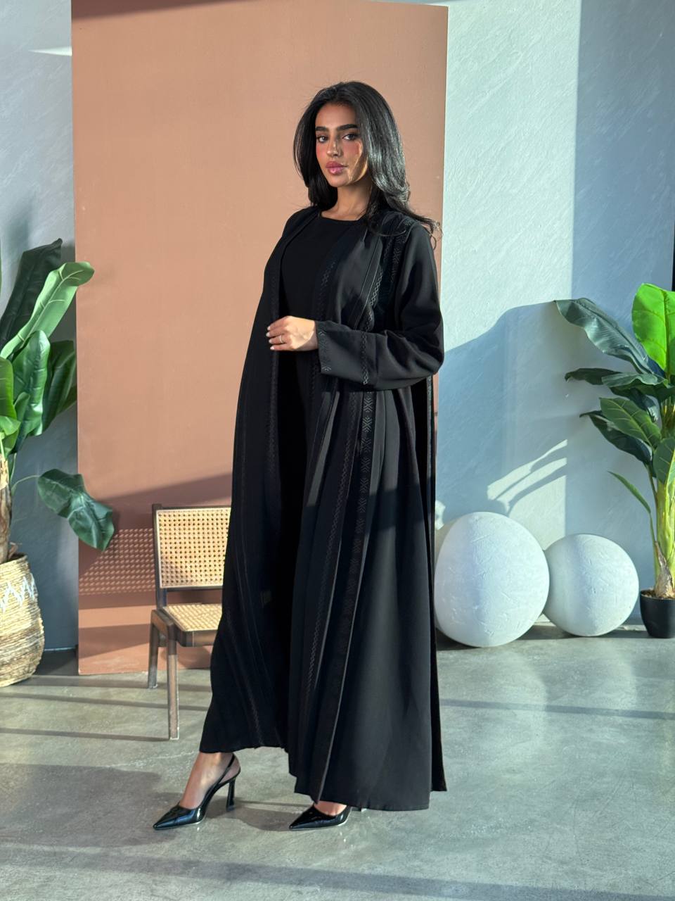 Crepe abaya set with a blouse and pants, in black.C:6671 Set