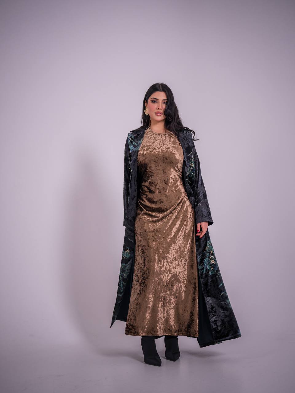 Velvet blazer abaya with floral print and hand-beading.C:6734