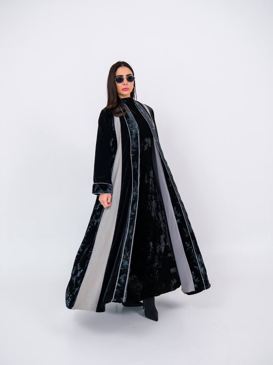 Velvet abaya with crepe, in black. C:6740