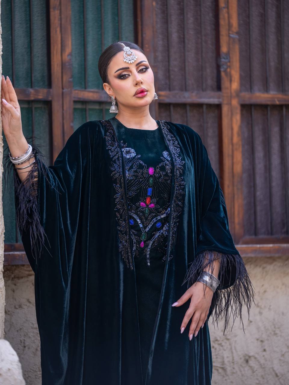 طقم بشت و فستان مخمل باللون الزيتي مع شك يدوي . C:6716 