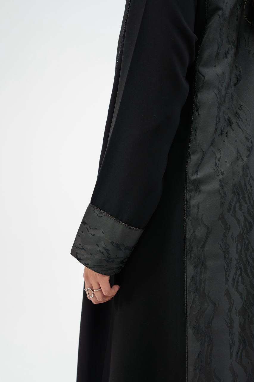 عباية بخام كريب مع الجاكار باللون الاسود . C: 6774 black crepe