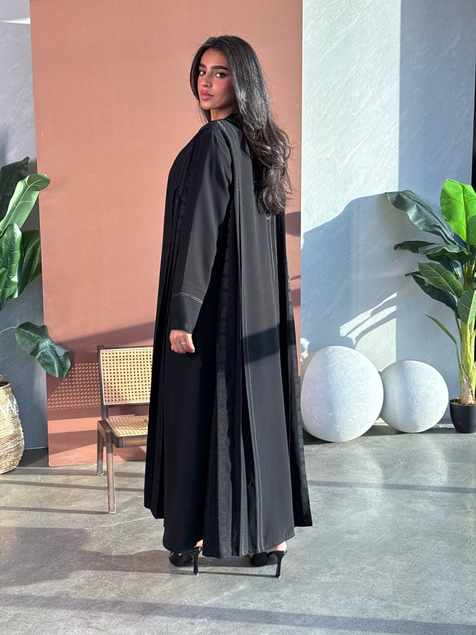 Crepe abaya set with a blouse and pants, in black.C:6671 Set