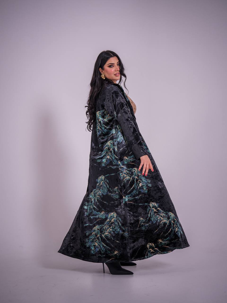 Velvet blazer abaya with floral print and hand-beading.C:6734