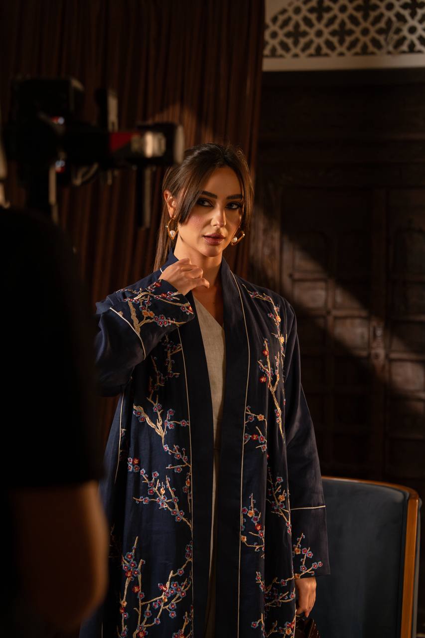 Linen abaya in navy blue with embroidery. C:6760 Blue