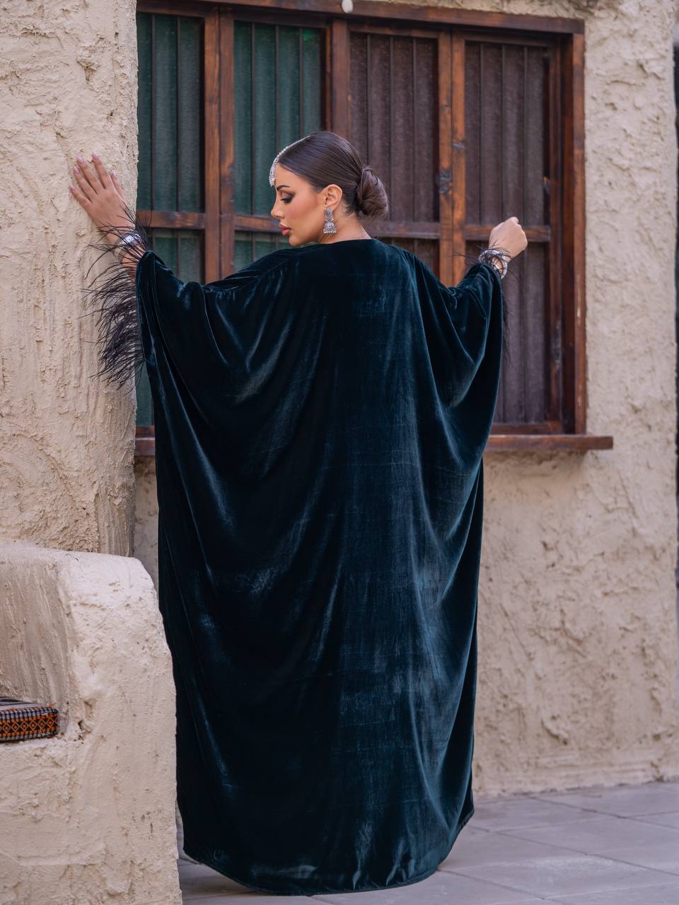 طقم بشت و فستان مخمل باللون الزيتي مع شك يدوي . C:6716 