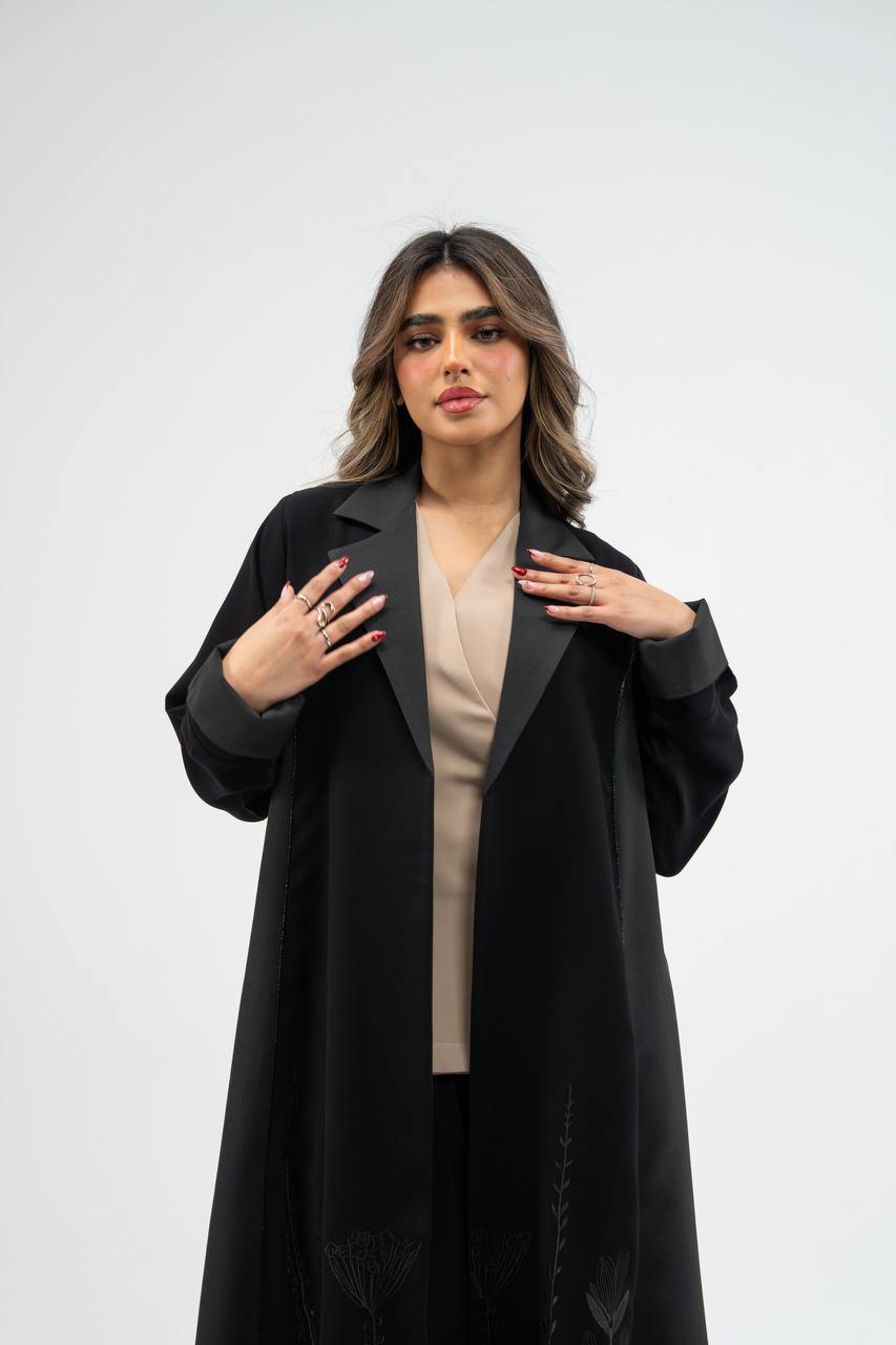 عباية بخام كريب باللون الاسود مع تطريز . C: 6712 black crepe