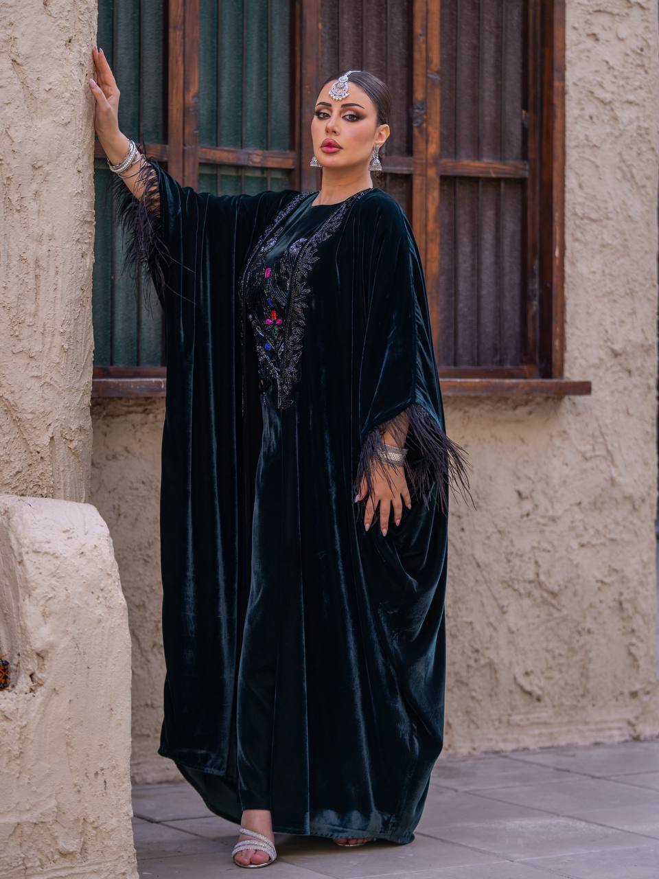 طقم بشت و فستان مخمل باللون الزيتي مع شك يدوي . C:6716 