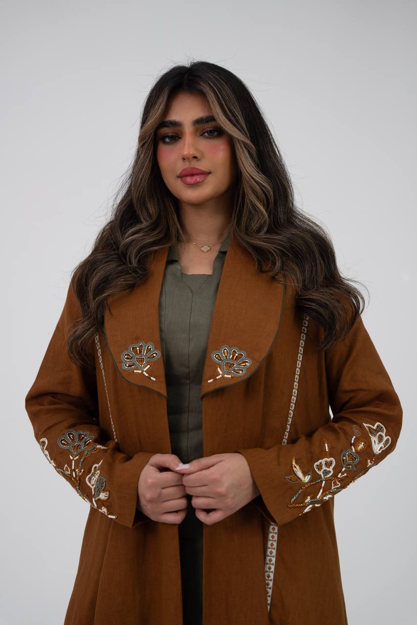 ترنش كوت لينن باللون الجملي مع تطريز و شك يدوي . C:6768 