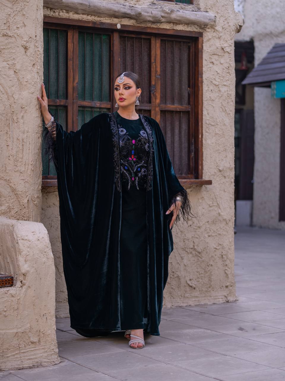 طقم بشت و فستان مخمل باللون الزيتي مع شك يدوي . C:6716 