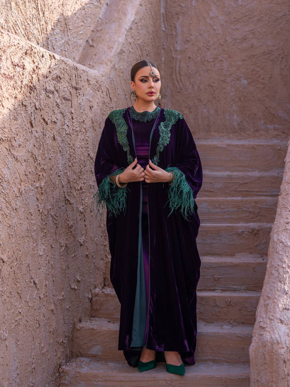 طقم بشت مع فستان ،مخمل باللون البنفسجي مع شك يدوي . C:6715