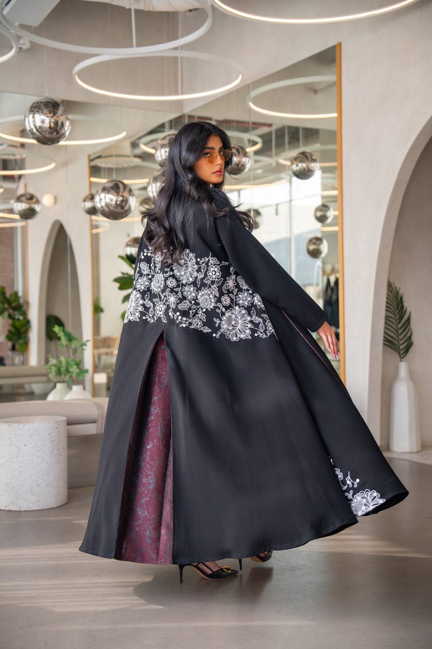 Free size abaya made of Cuban crepe fabric, in black with embroidery C:6630 WHITE (Free size)