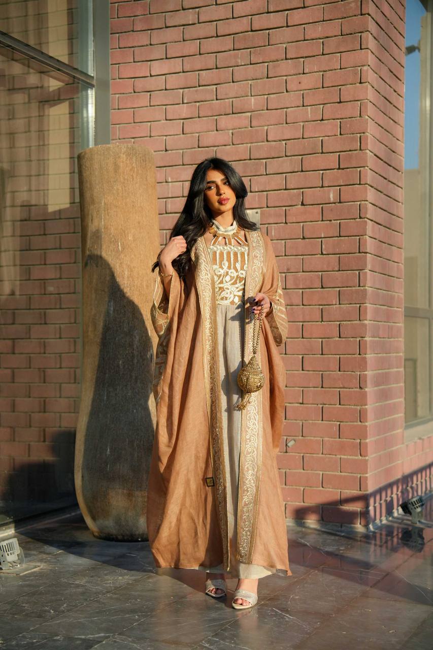 Bisht and dress made of linen burlap, in camel color with embroidery C:6601