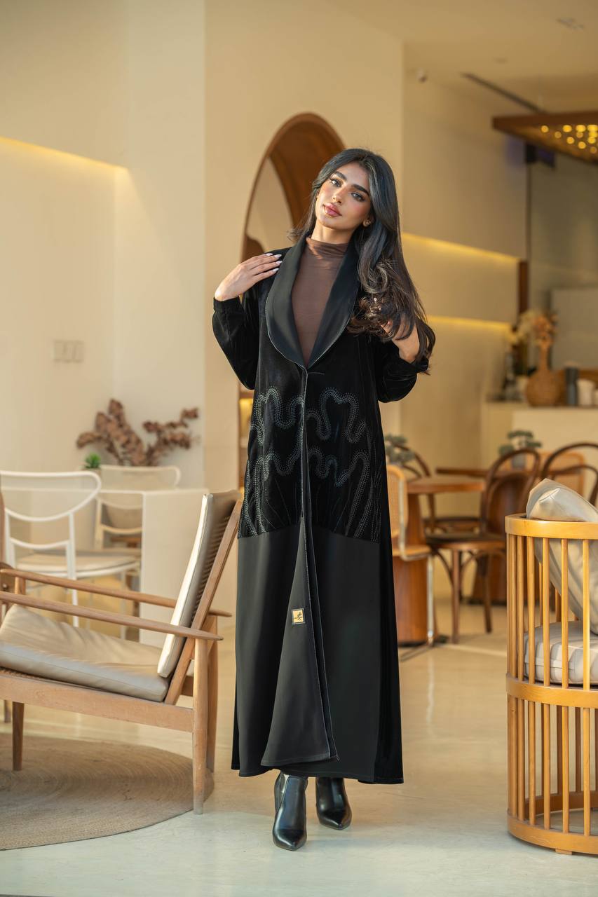 عباية بليزر مخملية مطرزة مع كريب باللون الأسود C:6584