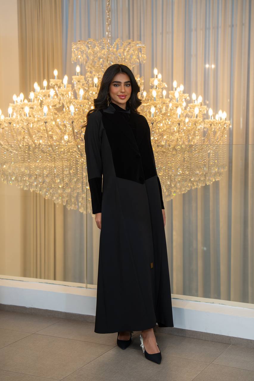 Crepe abaya with velvet, in black.C:6705