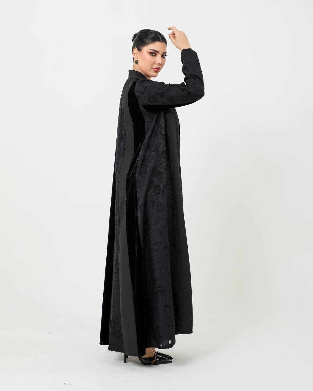 Crepe blazer abaya with velvet, in black color . 6729