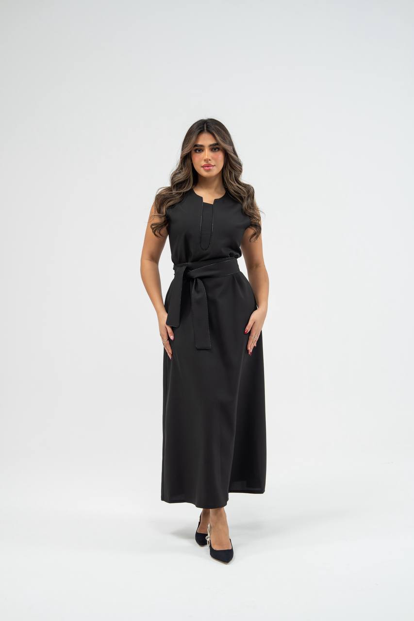 Black crepe dress. C: 227 black crepe