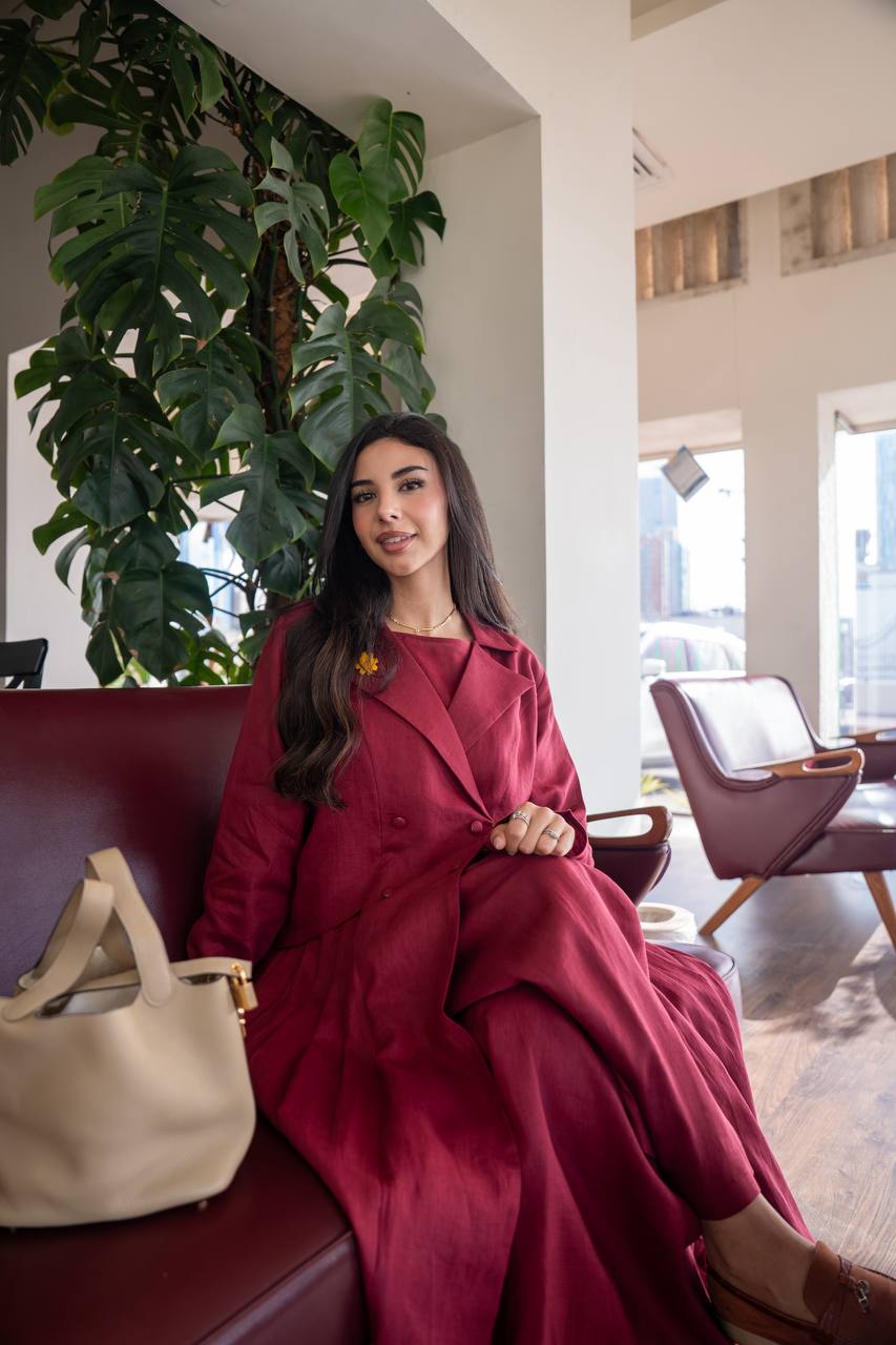 عباية بخام اللينن باللون الاحمر . C: 6776 red