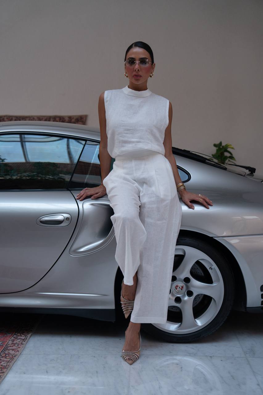 A blouse and pants set, linen in white.C:237