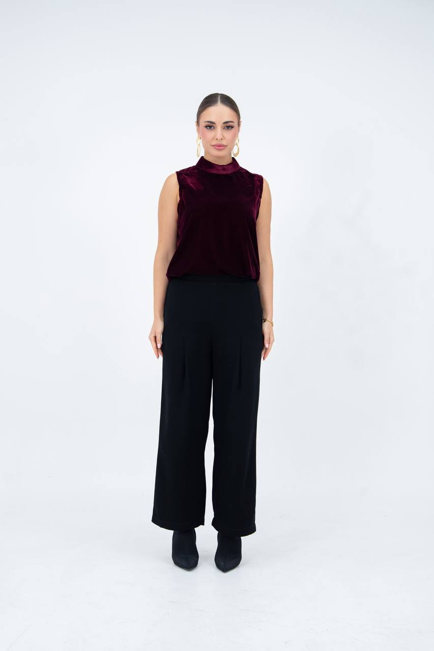 A set consisting of a velvet blouse and crepe trousers.C:260 red