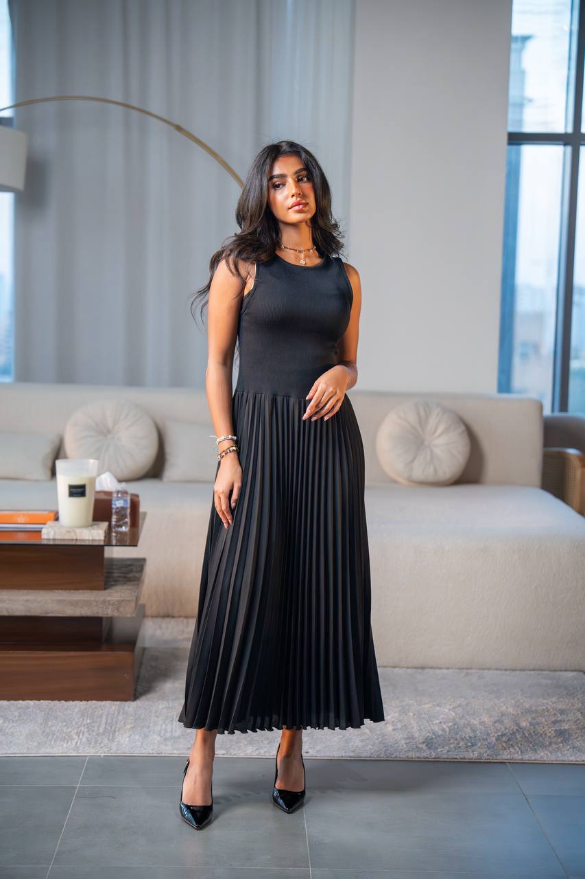 Black pleated crepe stretch dress.C:133