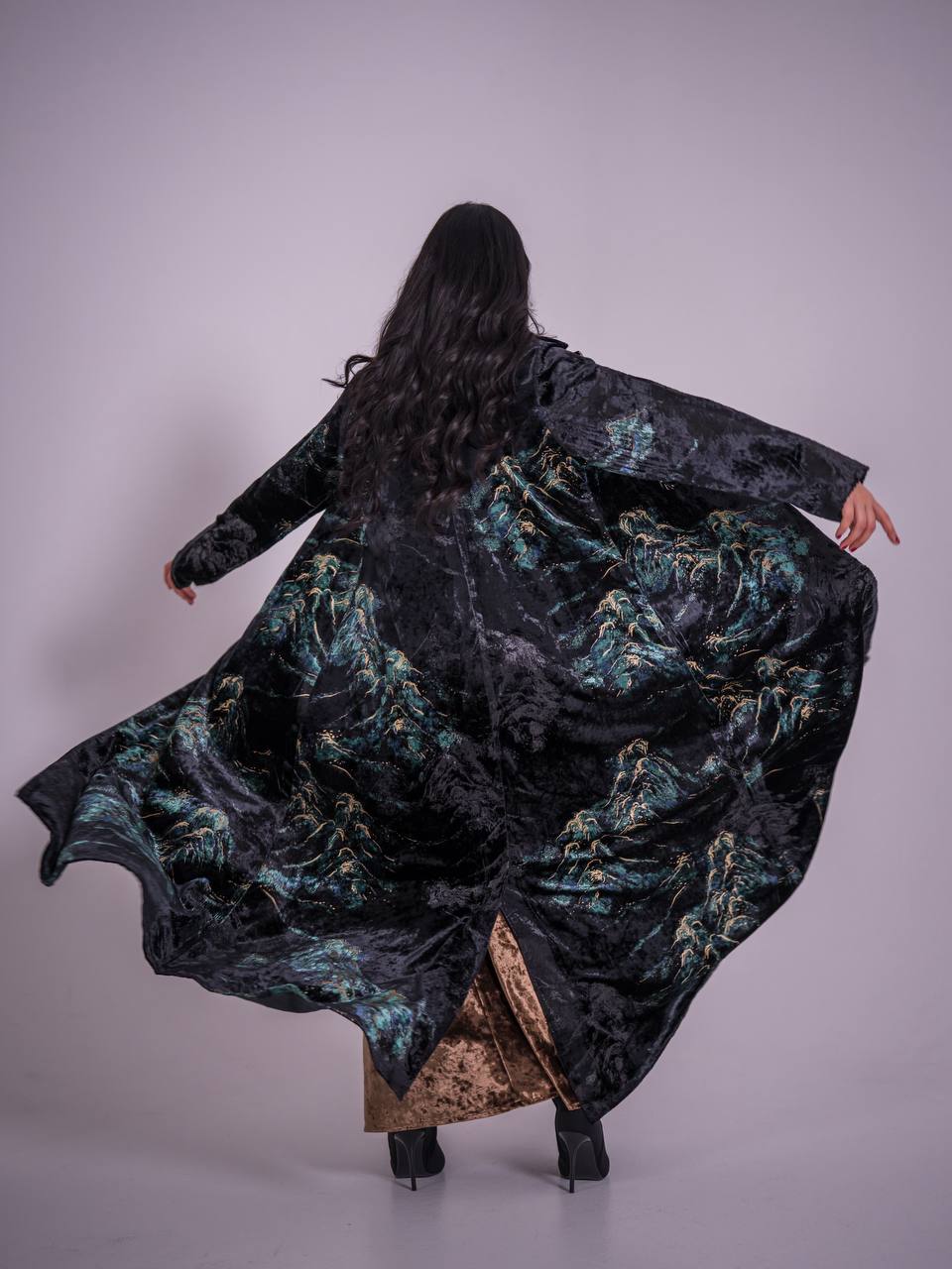 Velvet blazer abaya with floral print and hand-beading.C:6734