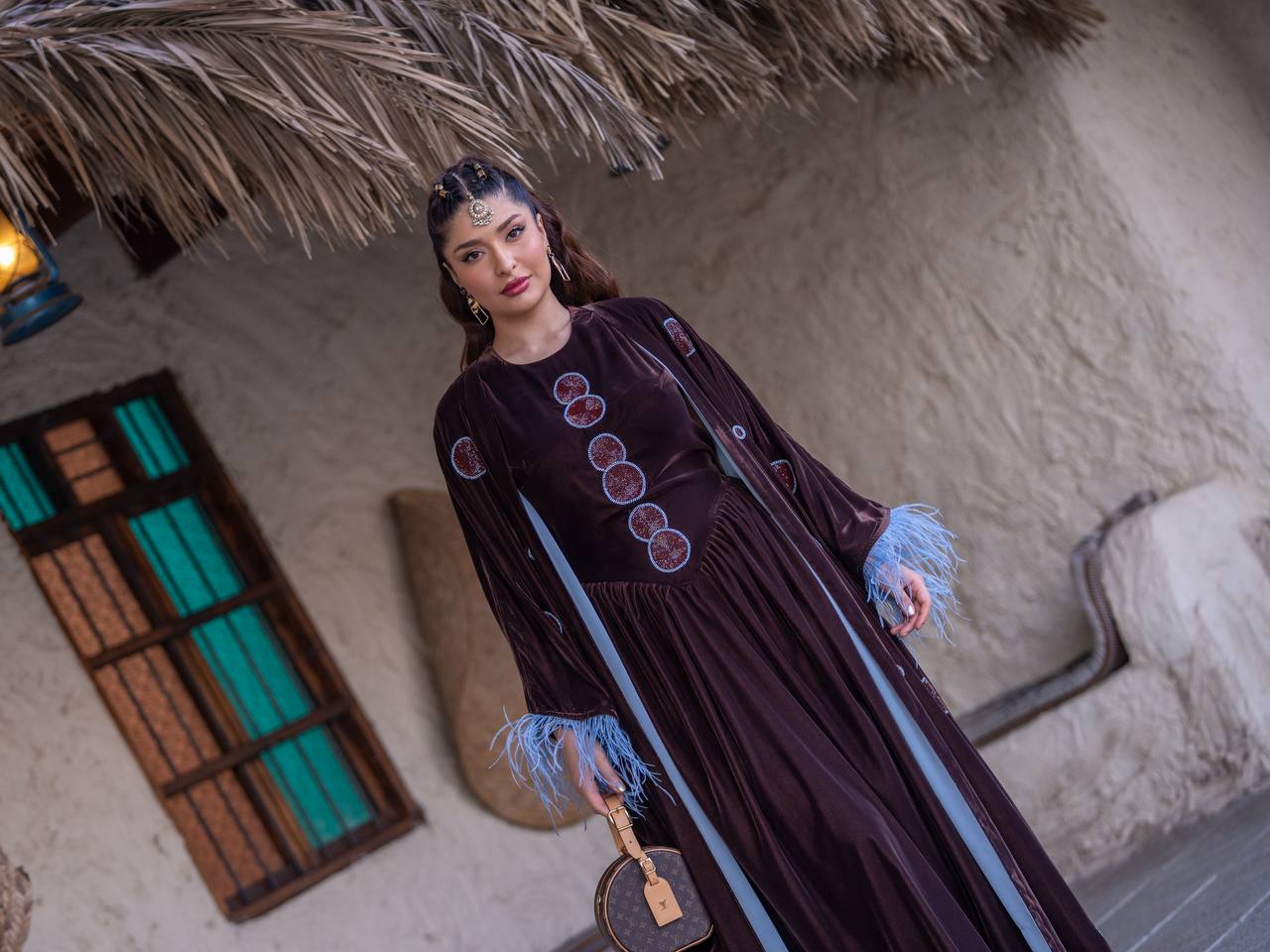 طقم بشت و فستان، مخمل باللون البني مع شك يدوي . C:6718 