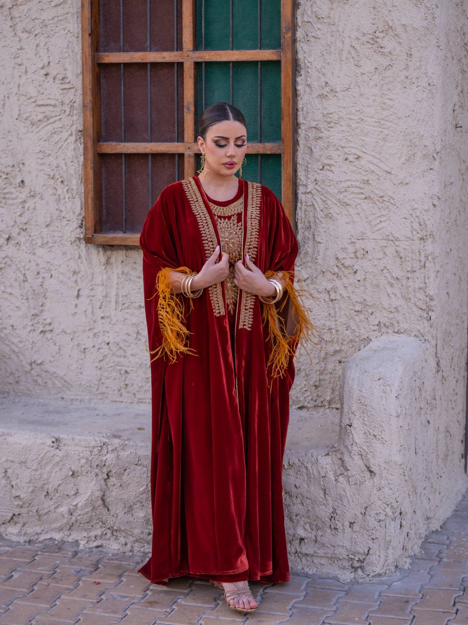 طقم بشت و فستان ، مخمل باللون العنابي مع شك يدوي . C:6714