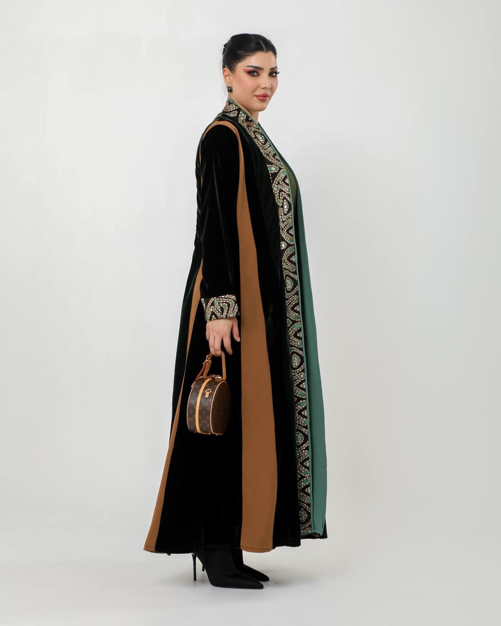 Abaya made of crepe and velvet fabric with embroidery. C:6728
