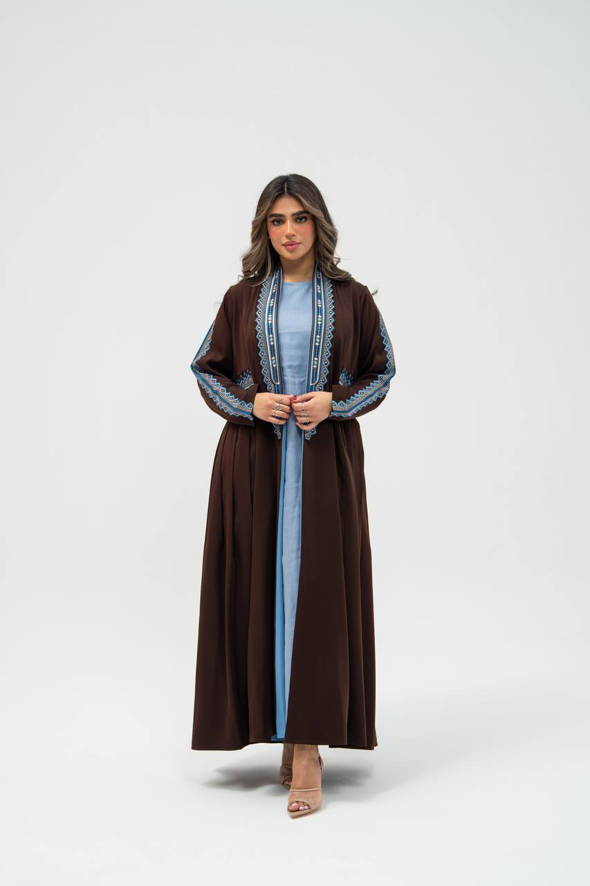 عباية بخام كريب باللون البني مع تطريز. C: 6702 brown crepe