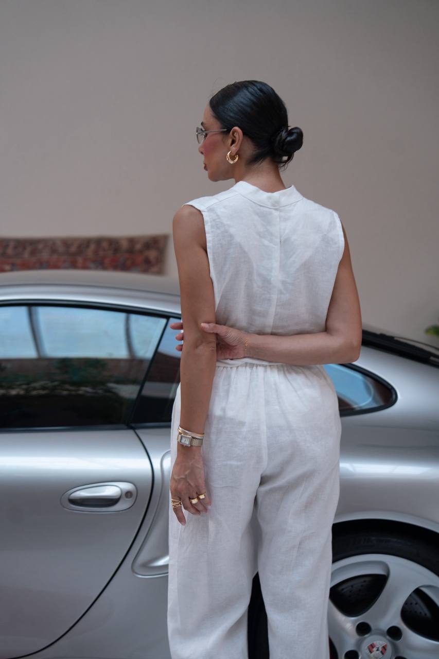 A blouse and pants set, linen in white.C:237