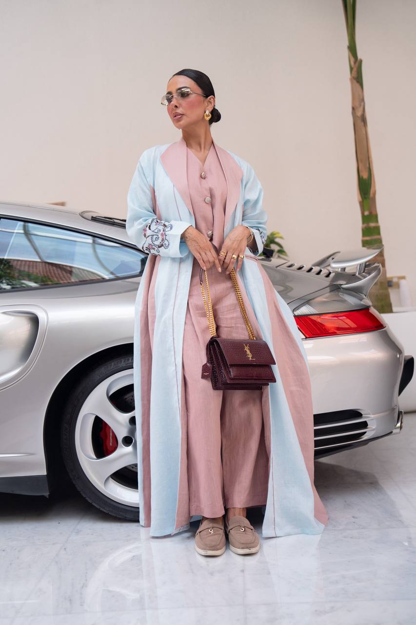 عباية بليزر لينن باللون الازرق السماوي مع تطريز .C:6800