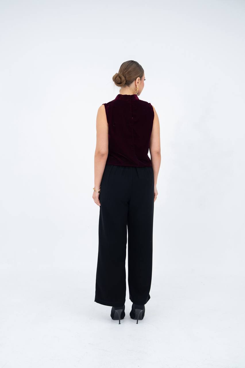 A set consisting of a velvet blouse and crepe trousers.C:260 red