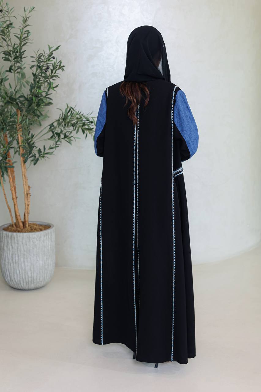 عباية بخام كريب ،باللون الاسود مع تطريز ازرق C:6672 
